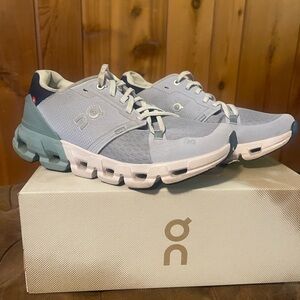 On Cloud Cloudflyer 4 women’s tennis shoe size 7.5.  Worn 3 times.